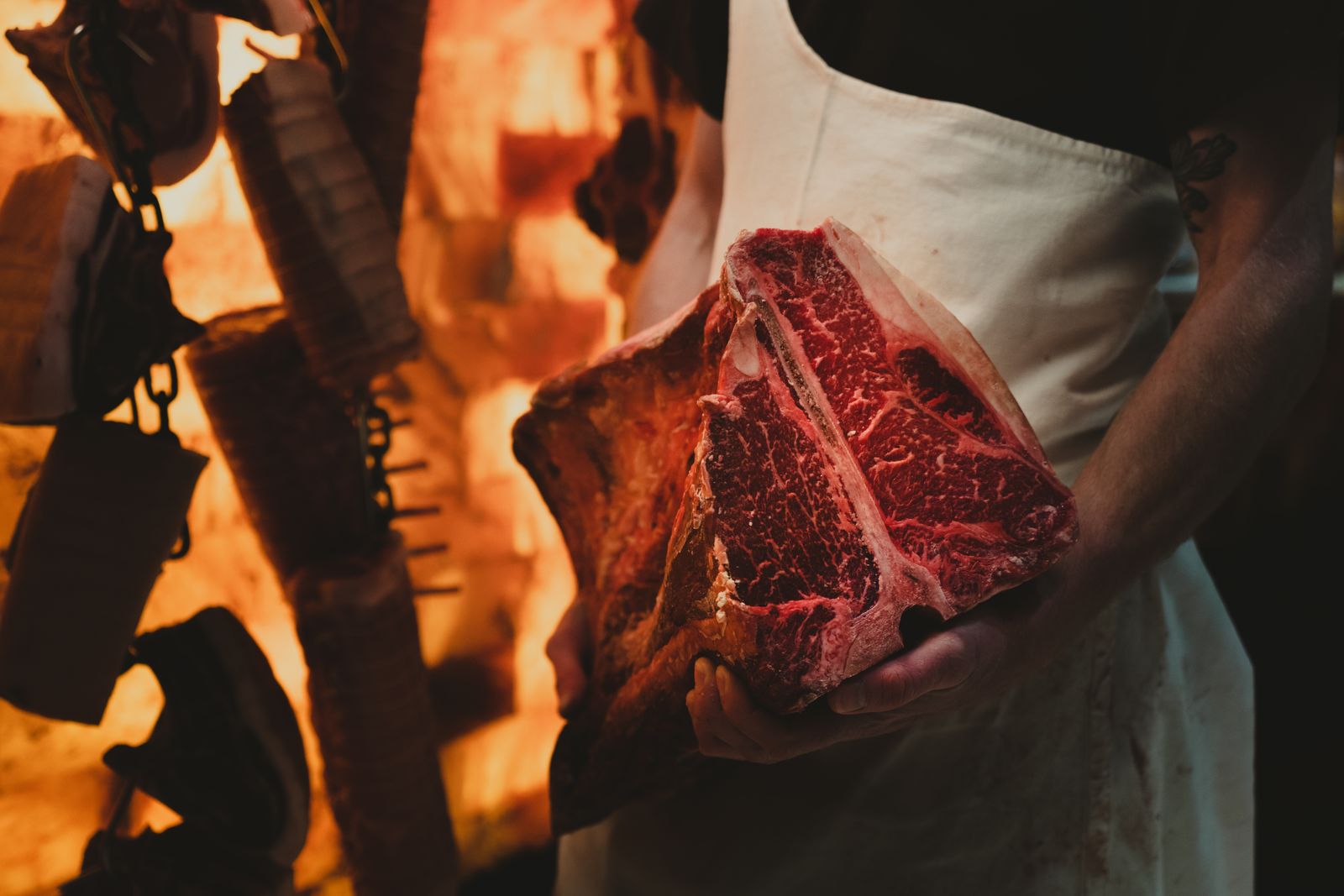 Contrôle d'une pièce de bœuf en chambre froide, étape clé de la maturation de la viande
