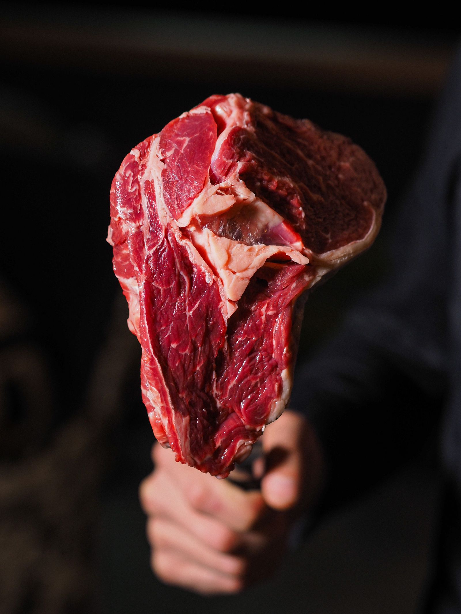 Entrecôte persillée tenue en main, comparaison des races de bœuf servies à Cannes