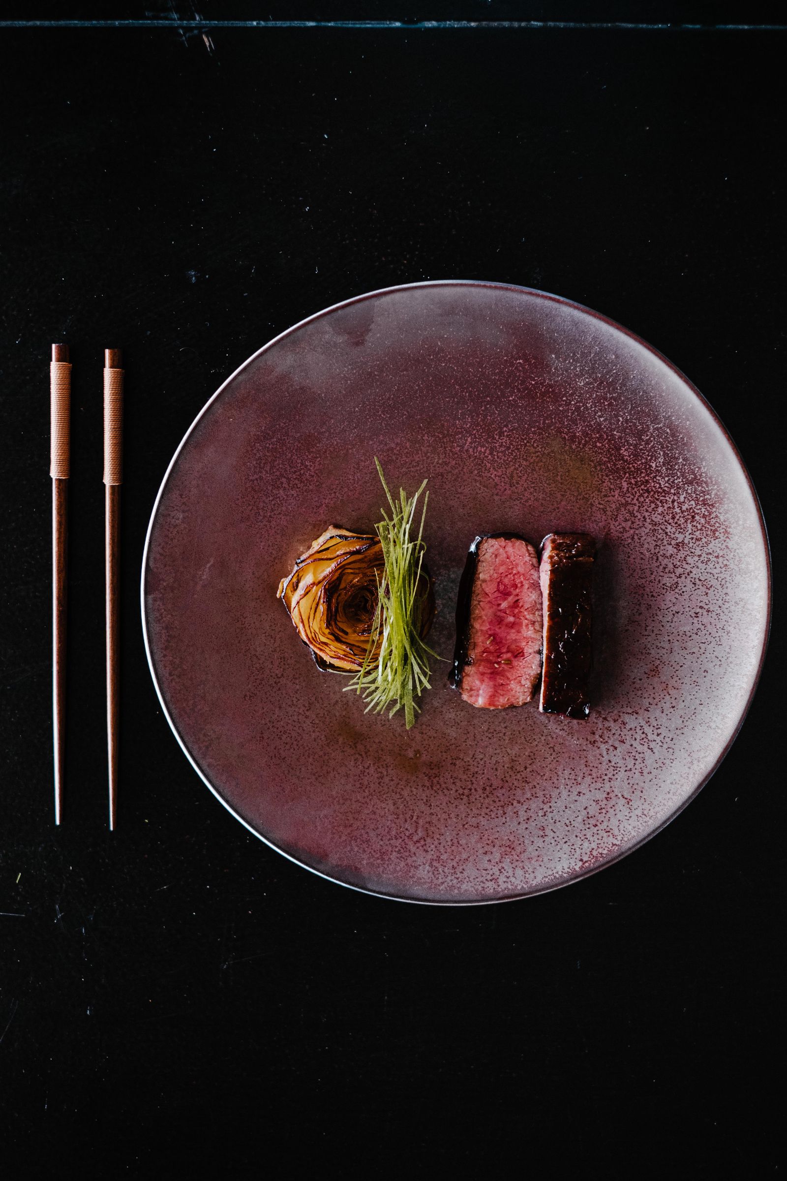 Entrecôte de wagyu australien dressée dans un restaurant gastronomique de Cannes