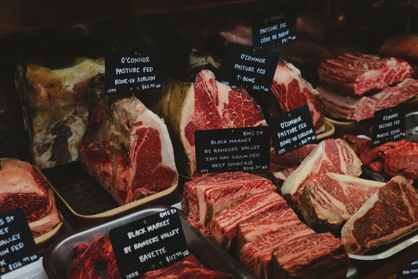 Sélection de pièces de bœuf premium étiquetées, côte de bœuf et T-bone
