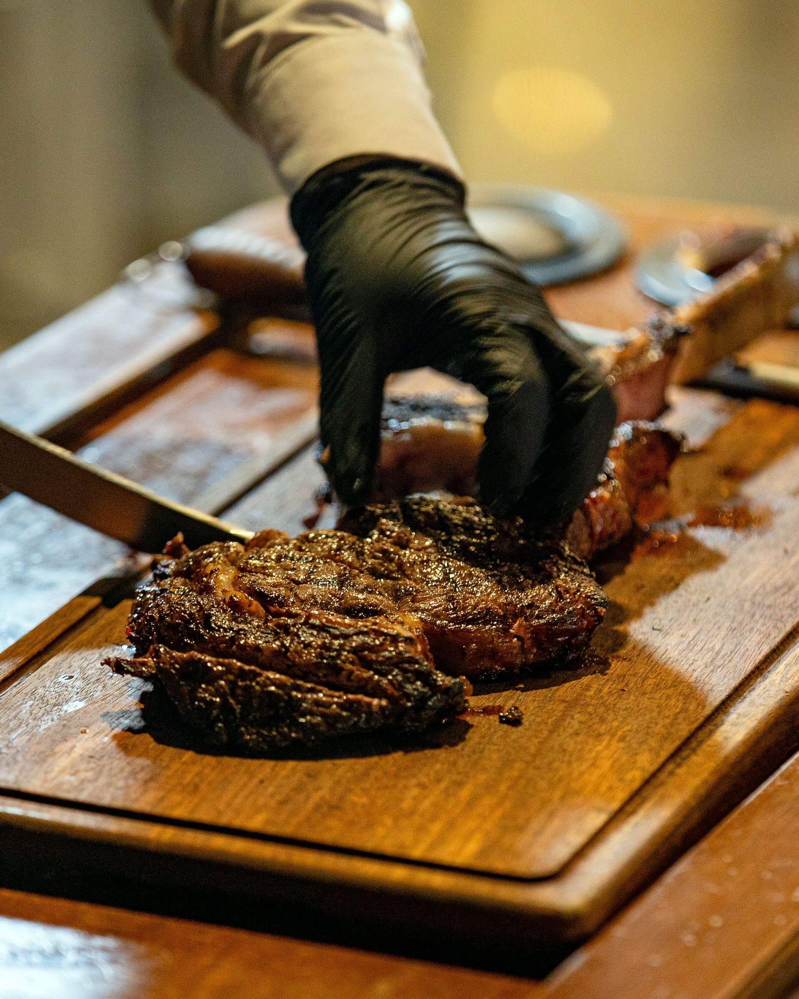 Tomahawk grillé tranché après repos, persillé visible, restaurant de viande à Cannes