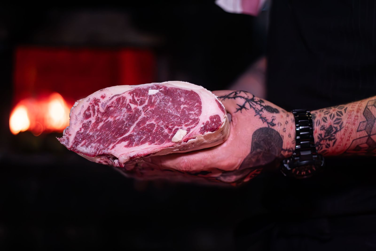 Pièce de bœuf maturé saisie au gril, croûte caramélisée, restaurant de viande maturée à Cannes